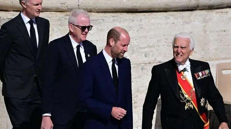 O príncipe William representou o rei Charles 3° no funeral do papa Francisco