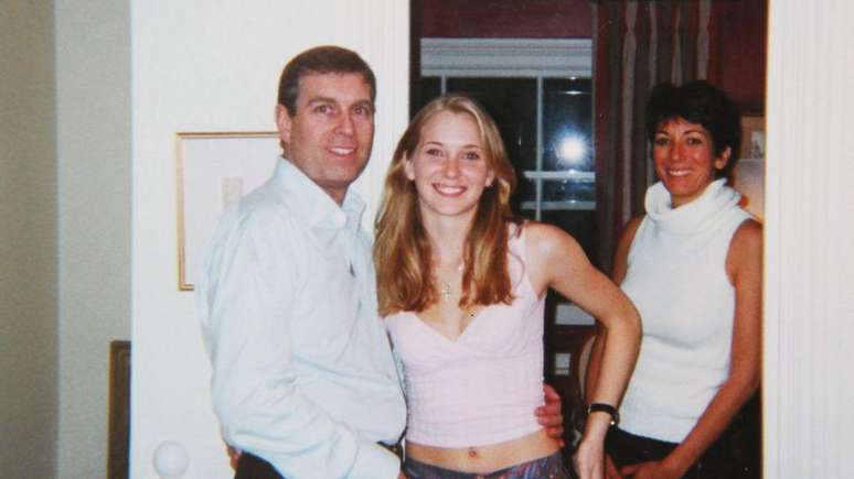 Virginia Giuffre afirmou ter pedido a Jeffrey Epstein para tirar esta foto dela com o príncipe Andrew