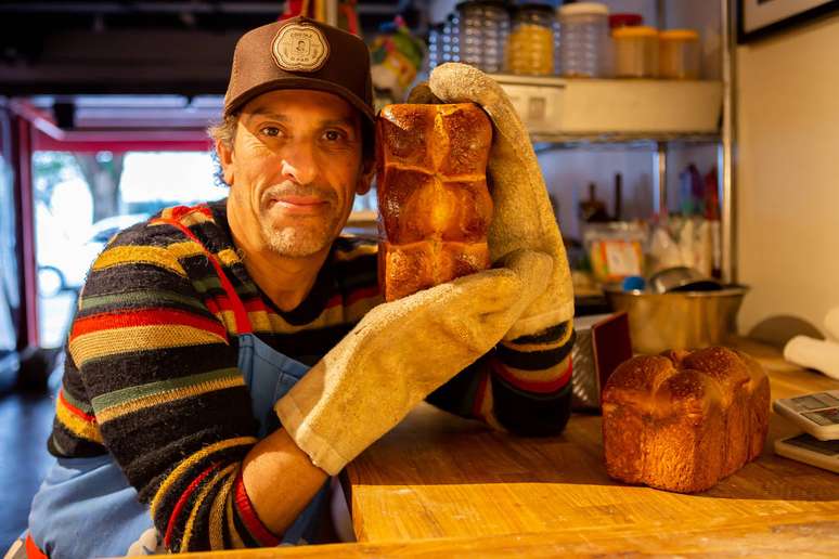 Milhem Cortaz mantém padaria artesanal, a Cortaz o Pão, em São Paulo -
