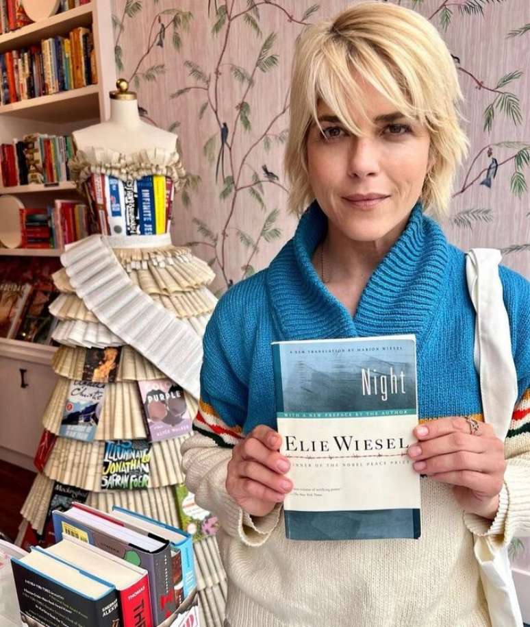 A atriz Selma Blair compartilha sua luta contra os efeitos da esclerose múltipla desde a revelação do diagnóstico da doença, em 2018