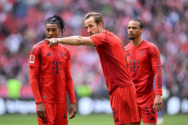 Harry Kane aponta para Olise qual a melhor opção de passe em lance de bola parada. Craque inglês não marca, mas o Bayern faz 3 a 0 no Mainz.