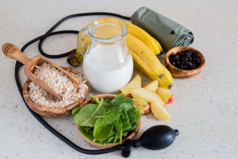 Para auxiliar no controle da hipertensão, uma alimentação equilibrada deve ser baseada em alimentos naturais
