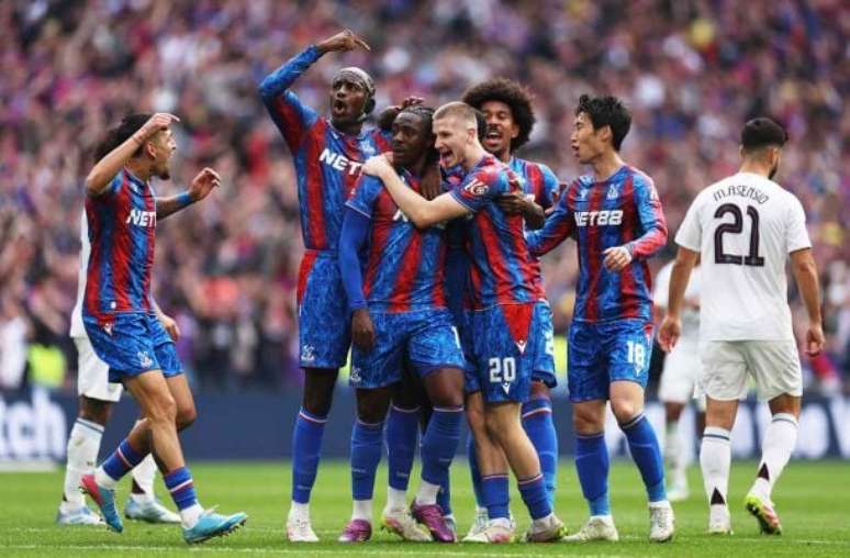 John McGinn, do Aston Villa, de branco,  luta pela bola com Chris Richards do Crystal Palace, que venceu por 3 a 0 e vai à final da Copa da Inglaterra.