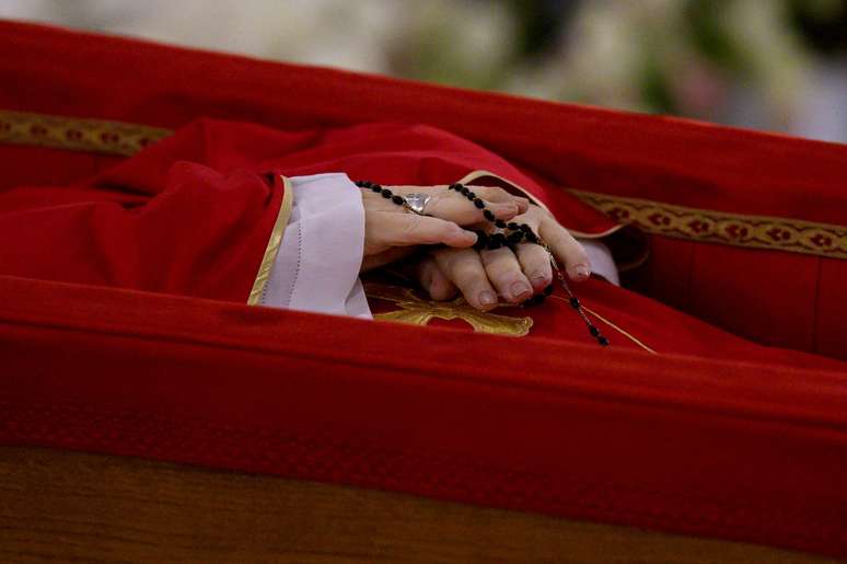 Rosário sobre o corpo do papa Francisco durante rito de declaração de sua morte na Capela de Santa Marta, no Vaticano