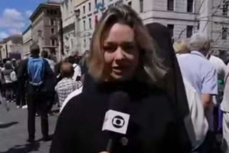 A jornalista Bianca Rothier se emocionou durante cobertura do funeral do papa Francisco