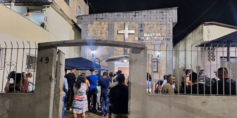 Missa pela morte do papa Francisco na capela que o pontífice visitou em 2013, na favela da Varginha. Dentro, cabem 80 pessoas.