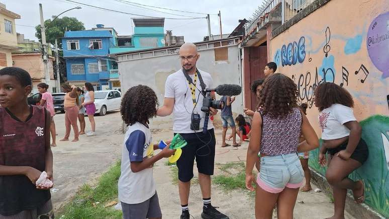 O cineasta Edilano Cavalcanti em aula prática de formação de jovens cineastas em Manguinhos. Comunidade faz seu corre.