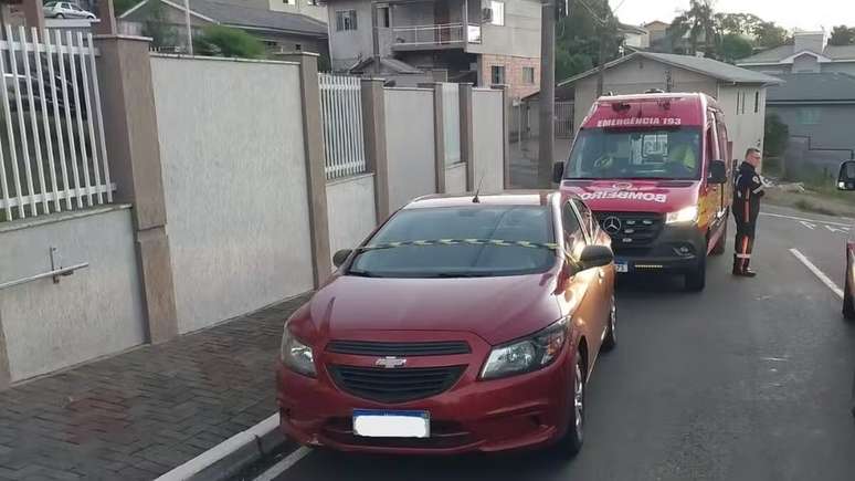 Mulher deixou carro com a criança em casa e saiu para trabalhar