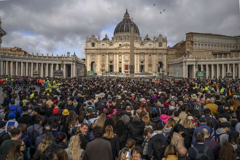 Fieis acompanham funeral do papa Francisco no Vaticano 
