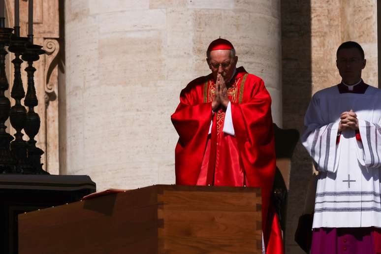 Cardeal Giovanni Battista Re reza durante a Missa de Exéquias no funeral do pontífice 