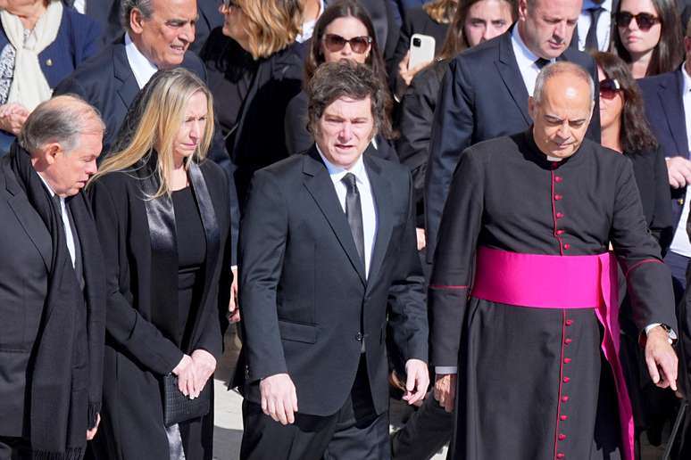 Javier Milei (segundo da direita para a esquerda), presidente da Argentina, participa da missa de corpo presente do falecido Papa Francisco na Praça de São Pedro.