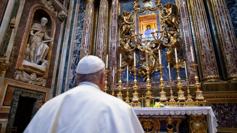 Papa Francisco reza diante do ícone famoso