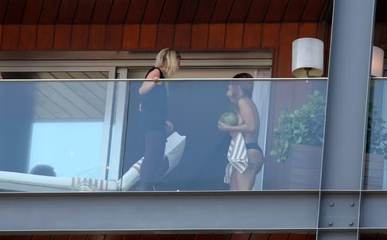 Lady Gaga cobre seios com coco na sacada do Fasano