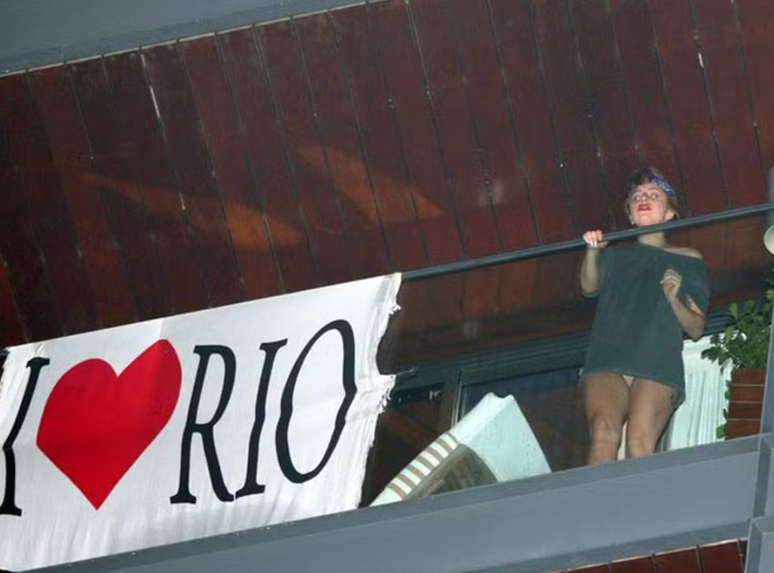 Lady Gaga aparece na sacada do Fasano