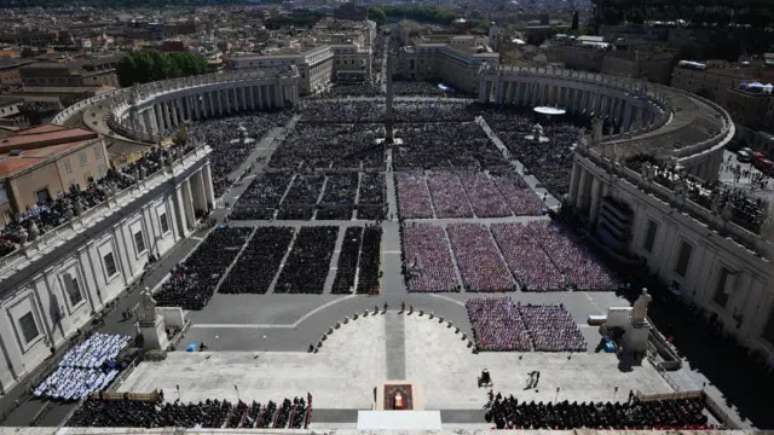Centenas de milhares de pessoas se reuniram na Praça São Pedro para o funeral do papa Francisc