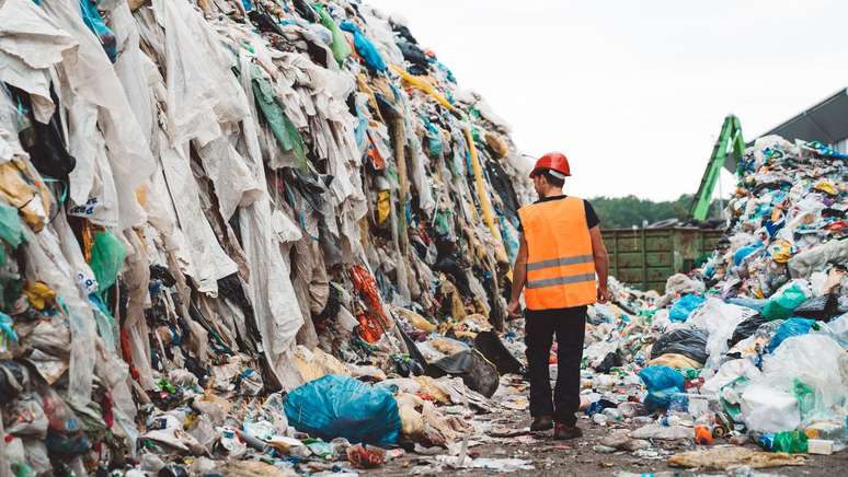 A cada ano são produzidos 92 milhões de toneladas de resíduos têxteis e a maioria termina em aterros no Sul global