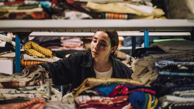 Comprar menos roupas e, quando comprar, priorizar a qualidade, ajuda a aumentar a vida útil das peças
