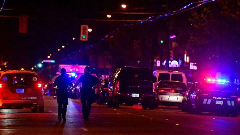 Policiais patrulham a área onde ocorreu atropelamento durante uma comemoração da comunidade filipina em Vancouver, no Canadá