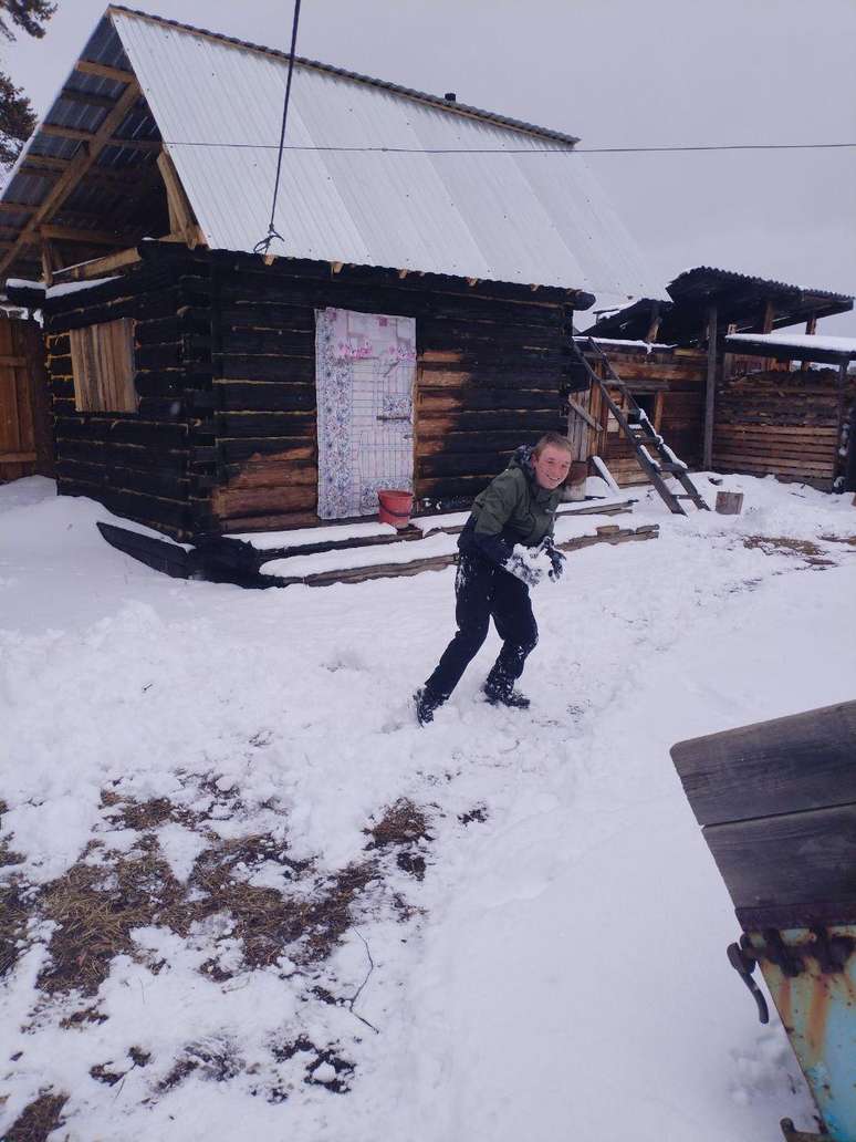 Vova brinca com bolas de neves ap&oacute;s a liberta&ccedil;&atilde;o de sua m&atilde;e