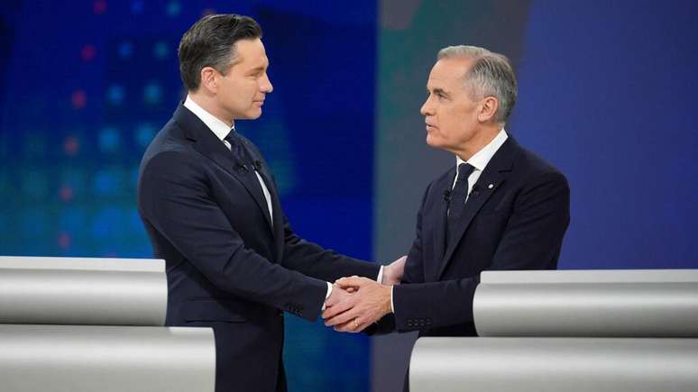O líder do Partido Conservador do Canadá, Pierre Poilievre (à esquerda), e o líder do Partido Liberal do Canadá e primeiro-ministro, Mark Carney (à direita), durante um debate televisionado em Montreal, em 17 de abril de 2025. Os dois políticos representam os principais partidos que disputam as eleições legislativas antecipadas marcadas para 28 de abril de 2025.