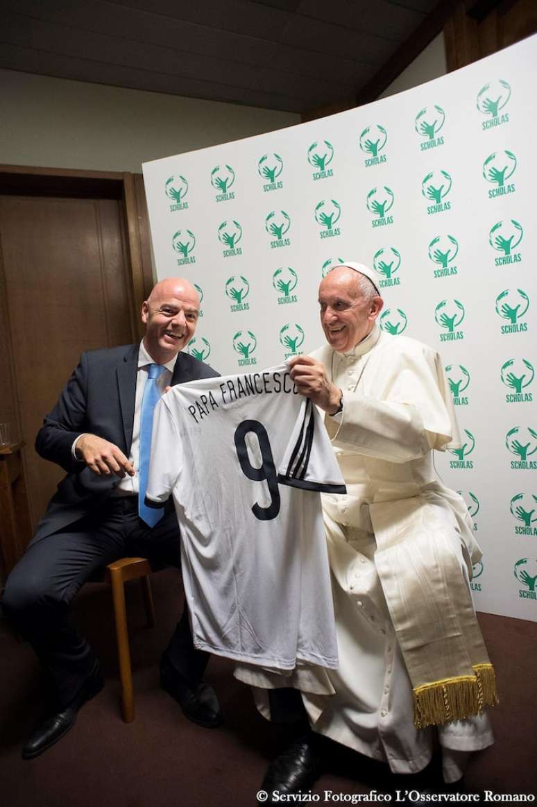 Papa Francisco com o presidente da Fifa, Gianni Infantino, durante uma reunião das Scholas Occurrentes, no Vaticano, em 29 de maio de 2016.