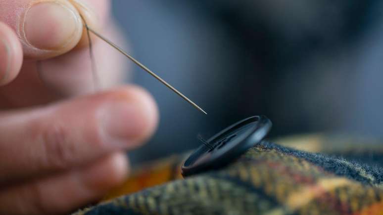 Recuperar a cultura de fazer reparos em roupas é fundamental para cuidar das peças