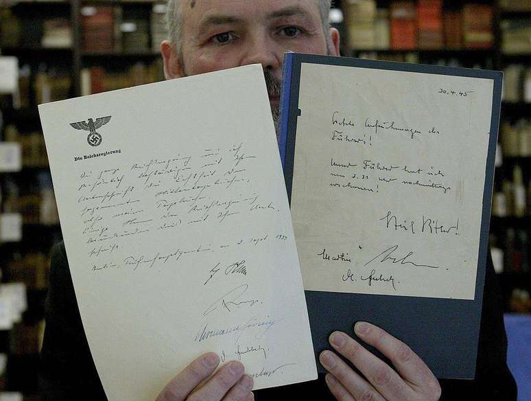 O editor da revista Stern em Londres declarou à BBC que os diários continham 'a letra gótica de Hitler, muito parecida com patas de aranhas'. Na foto, o material quando foi a leilão na Alemanha em abril de 2004