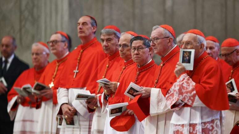 O cardeal Pietro Parolin (segundo na primeira fila, a partir da direita) e o cardeal Luis Antonio Tagle (ao lado de Parolin) estão entre os considerados 'papáveis'