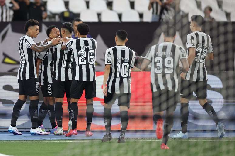 Time do Botafogo comemorando a vitória sobre o Fluminense. 