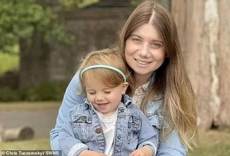 Rebecca Ableman, de 30 anos, estava empurrando o carrinho da filha de 2 anos quando foi atingida