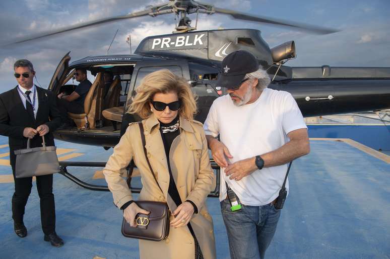 Bastidores da chegada de Odete Roitman, com a bolsa Valentino 