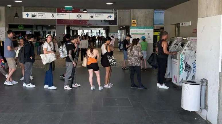 Portugueses est&atilde;o fazendo filas para sacar dinheiro