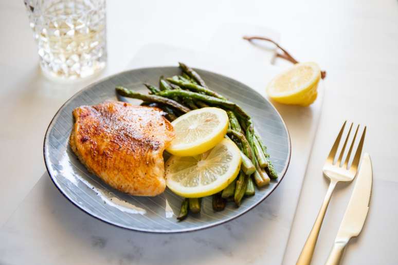 Peixe assado com vinho branco 