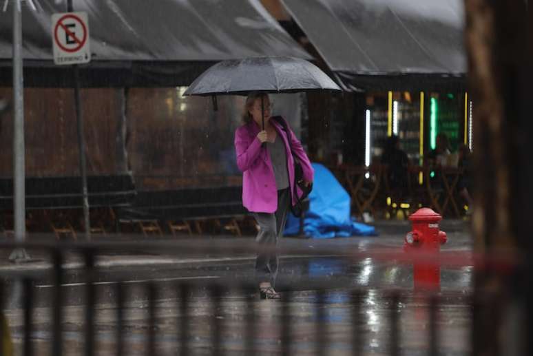 Dia de chuva e frio em SP, na imagem registrada.