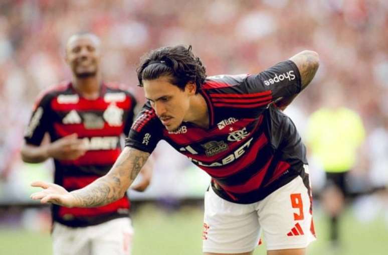 Cebolinha e Léo Pereira celebram gol pelo Flamengo –