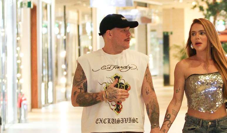 Casal fitness e 75kg mais magro! Thaís Vasconcellos surge de cropped brilhante e deixa barriga à mostra em passeio com marido, Ferrugem.