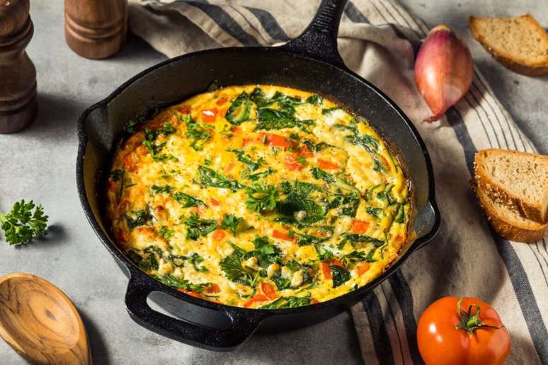 Omelete de espinafre com tomate 