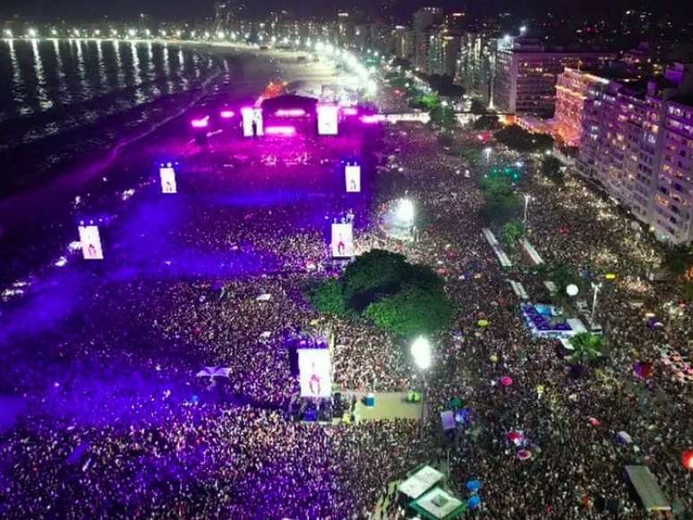 Vista aérea de show na praia de Copacabana, no Rio de Janeiro