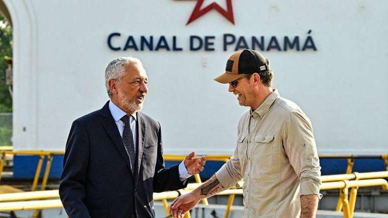 O secret&aacute;rio de Defesa dos Estados Unidos, Pete Hegseth (dir.), visita o administrador do Canal do Panam&aacute;, Ricaurte V&aacute;squez.