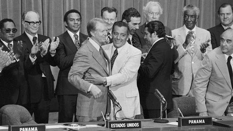 O ent&atilde;o presidente americano Jimmy Carter (1924-2024) e o general panamenho Omar Torrijos (1929-1981) assinaram os acordos que deram ao Panam&aacute; o controle sobre o Canal, em 1977