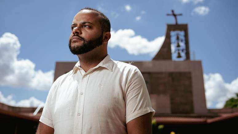 'Quando eu era pequeno e as pessoas me perguntavam o que eu queria ser quando crescesse, eu respondia que queria ser padre e professor', diz Junior Henrique