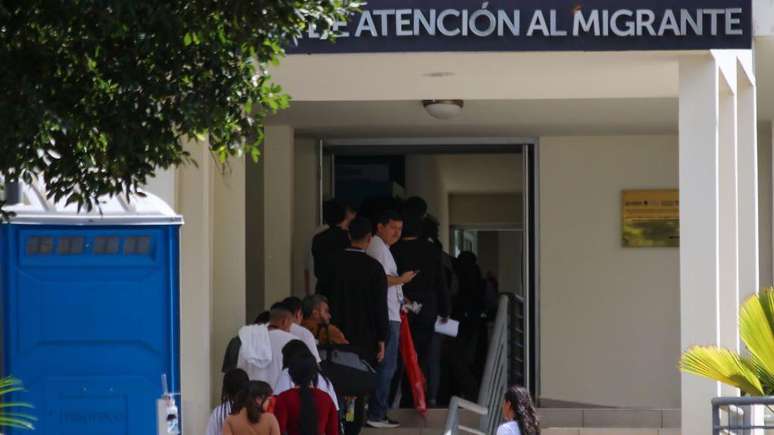 Grupo de migrantes deportados pelos EUA chegando em El Salvador