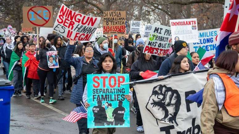 Protesto contra pol&iacute;tica migrat&oacute;ria de Trump em Detroit, em mar&ccedil;o de 2025
