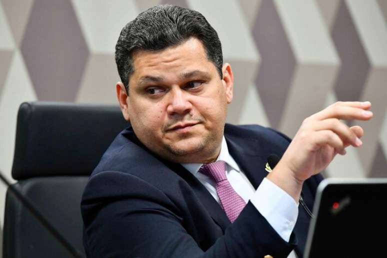 O presidente do Senado, Davi Alcolumbre, negocia o texto de um novo projeto para reduzir as penas dos envolvidos no 8/1