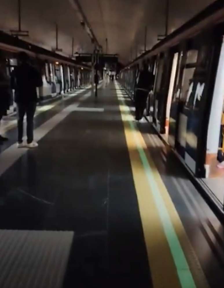 Usuário do metrô de Madri, na Espanha, compartilhou imagem de estação local afetada pelo apagão