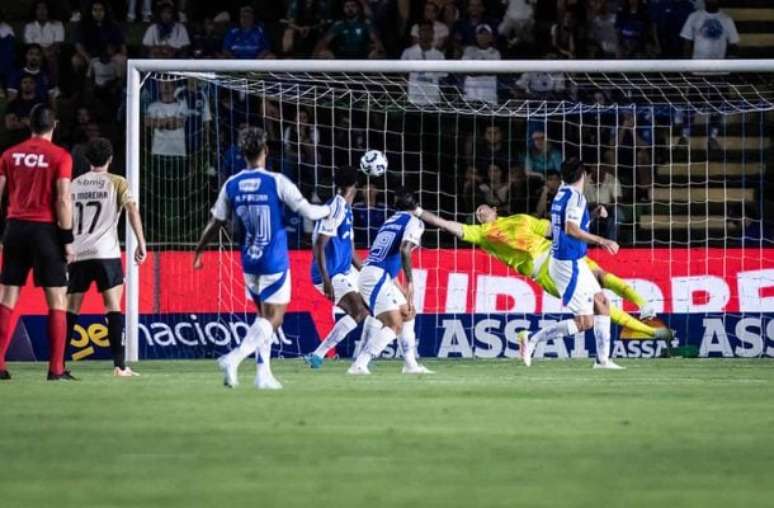 Christian celebra o seu gol, que decidiu a vitória do Cruzeiro sobre o Vasco.