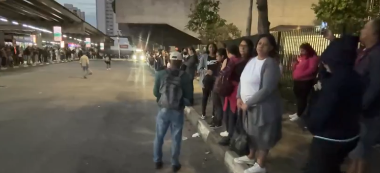 Passageiros formam longas filas à espera de ônibus na Zona Norte de São Paulo