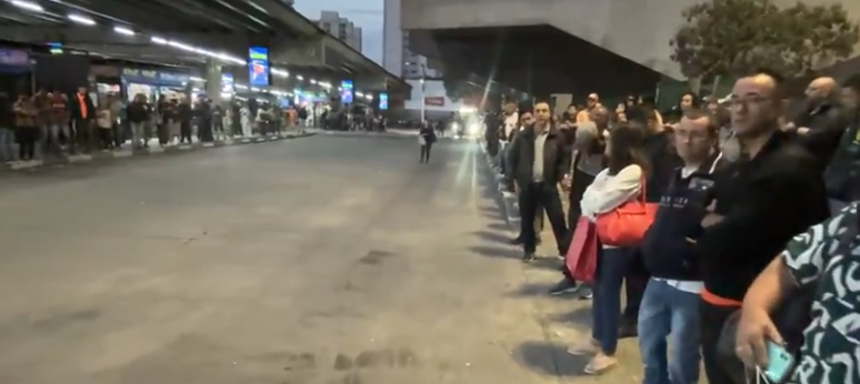 Passageiros formam longas filas à espera de ônibus na Zona Norte de São Paulo