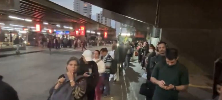Passageiros formam longas filas à espera de ônibus na Zona Norte de São Paulo