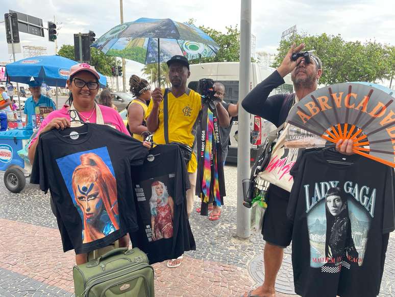 Vendedores ambulantes em Copacabana com produtos de Lady Gaga
